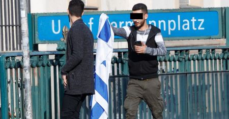 Reporterzy powiesili flagę Izraela w Berlinie i Monachium. Wyniki eksperymentu dają do myślenia