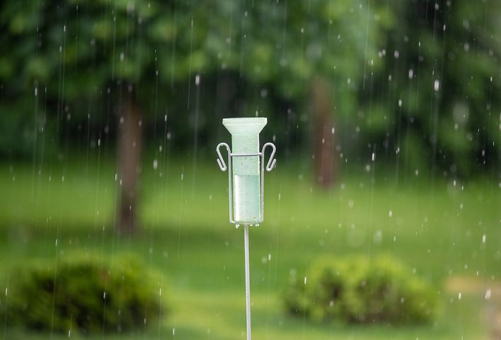 Deszczomierz to przyrząd do mierzenia ilości opadów deszczu