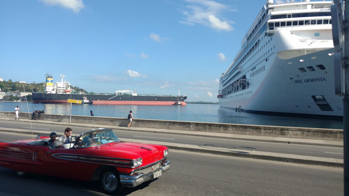 Wycieczkowce w hawańskim porcie to dla Kubańczyków oznaczały jedno - pieniądze od turystów. Zniknęły wkrótce po decyzjach Donalda Trumpa