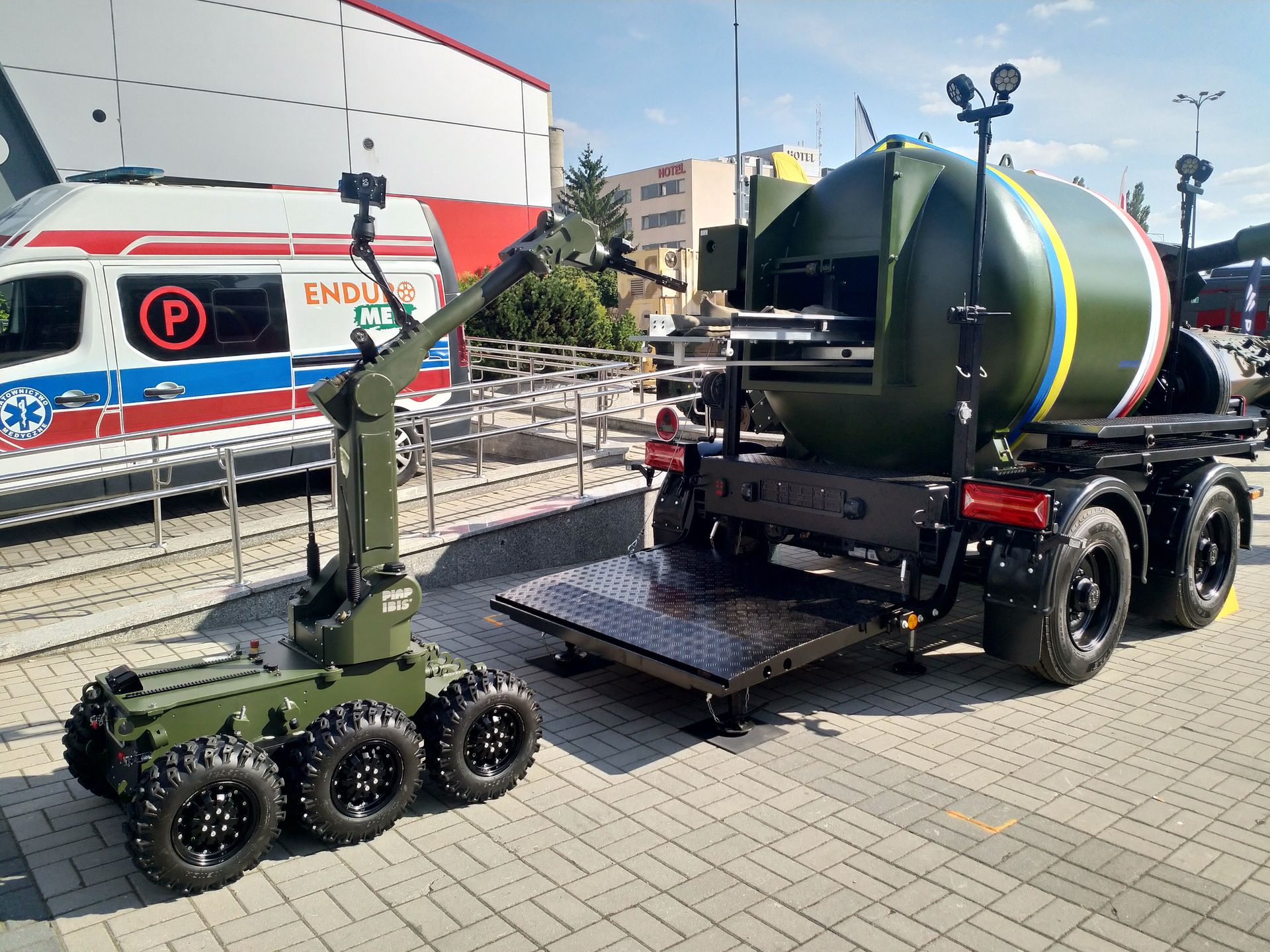 Robot saperski podczas pokazu obchodzenia się z niebezpiecznym znaleziskiem. 