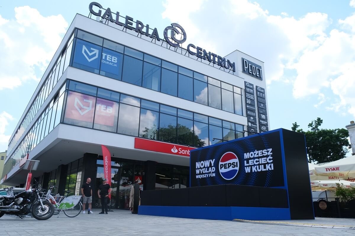Basen z kulkami od Pepsi przed Galerią Centrum