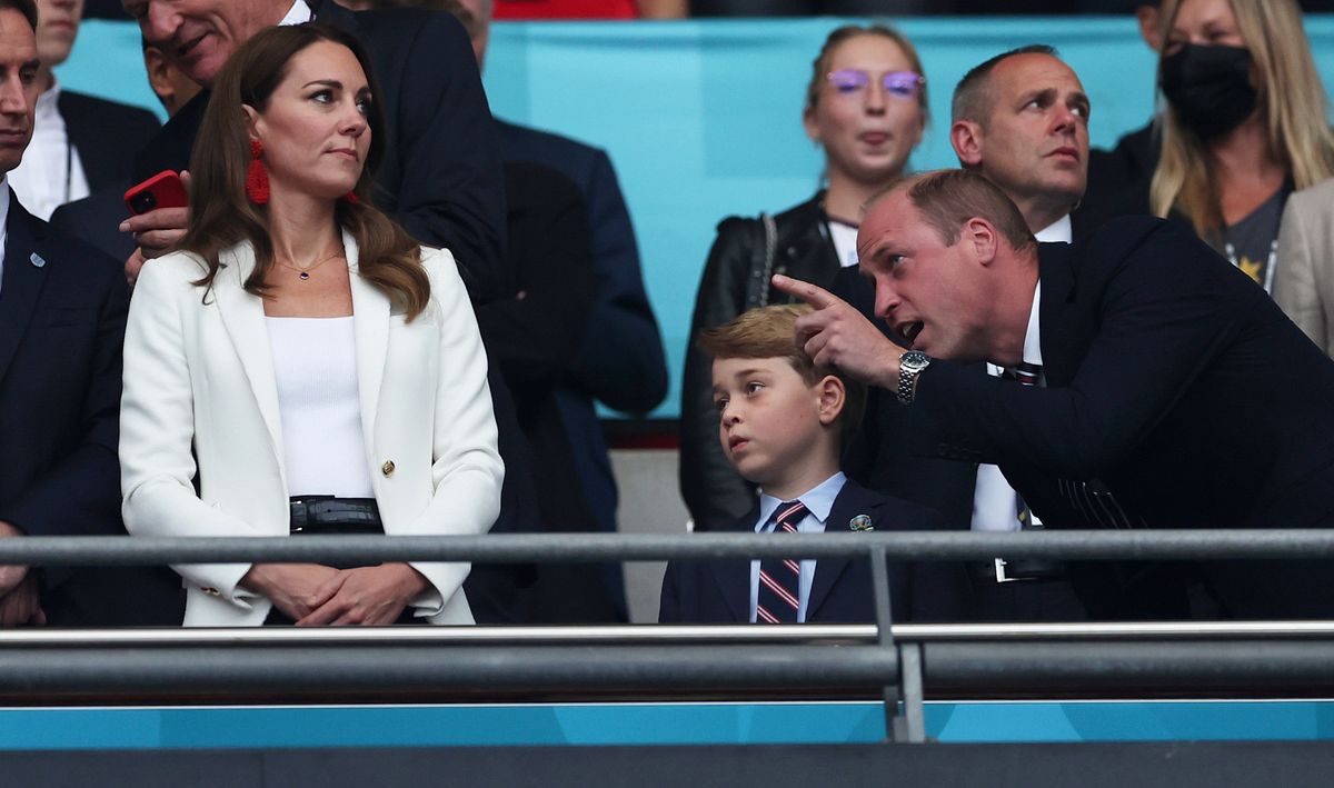 Książę George w garniturze na finałowym meczu Euro 2020 