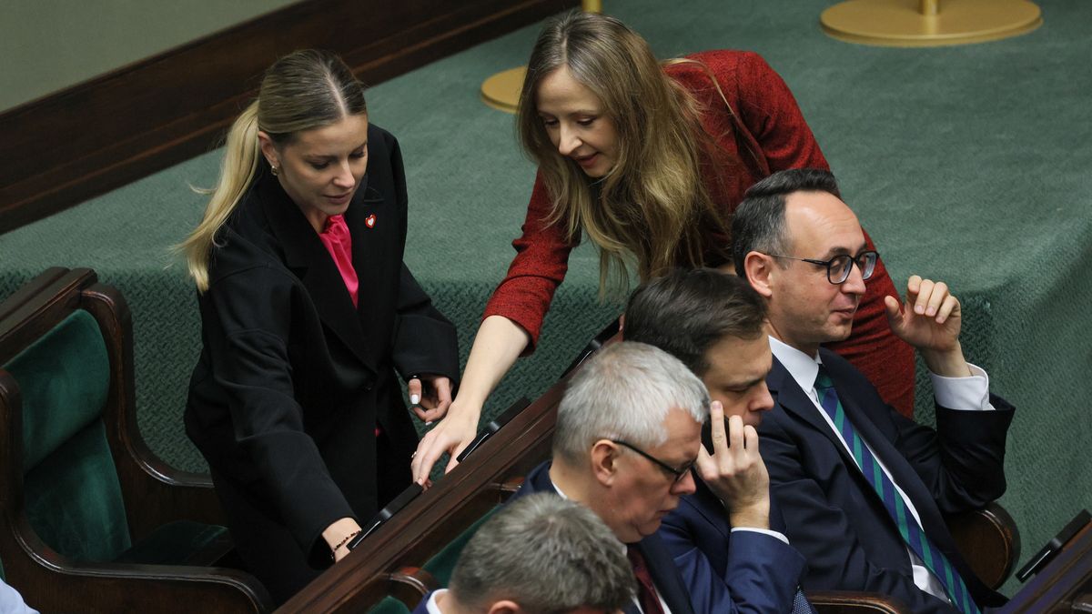 Warszawa, 27.11.2024. Wiceminister rodziny, pracy i polityki społecznej Aleksandra Gajewska (L-II rząd), minister spraw wewnętrznych i administracji Tomasz Siemoniak (L-I rząd), minister rodziny, pracy i polityki społecznej Agnieszka Dziemianowicz-Bąk (C) i minister infrastruktury Dariusz Klimczak (P) na sali obrad Sejmu w Warszawie, 27 bm. Sejm wznowił obrady. Zajmie się rządowymi projektami ustaw - ws. obniżenia składki zdrowotnej oraz zamrożenia cen energii. Posłowie będą też pracować nad projektem Lewicy zakładającym, że Wigilia będzie dniem wolnym od pracy. (aldg) PAP/Rafał Guz