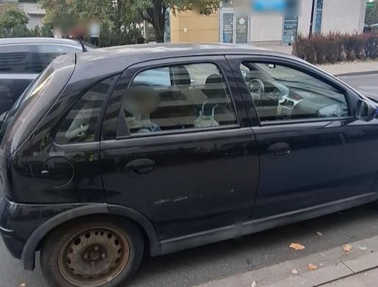 Zostawiła dziecko w aucie na zakazie. "Mama poszła na zakupy"