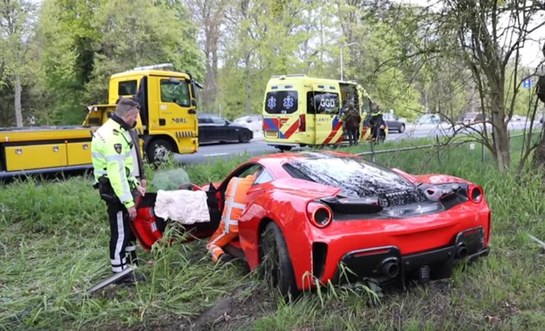 Rozbił ferrari warte majątek. Kierowca pędził na podwójnym gazie. Zobacz film