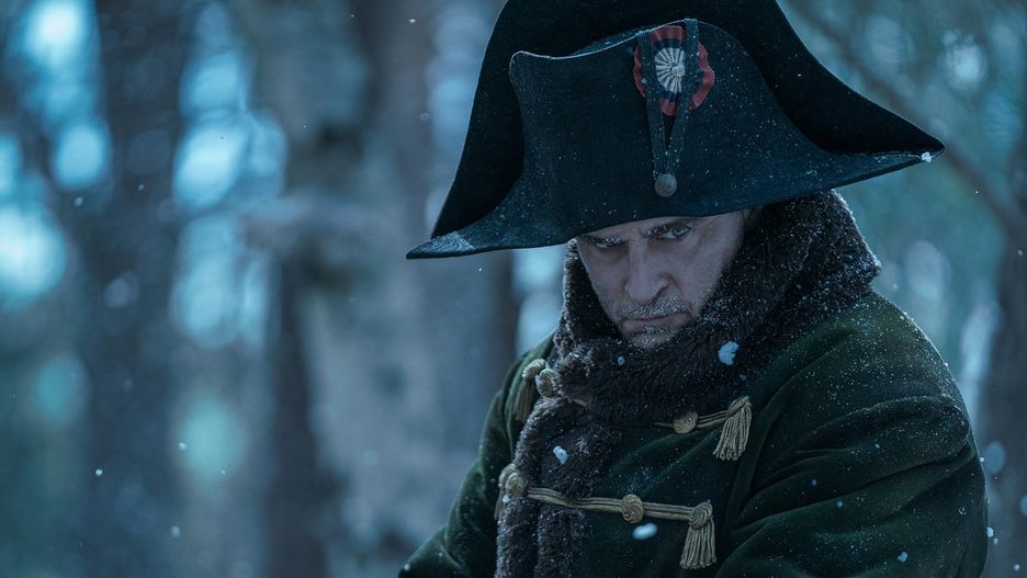 Joaquin Phoenix jako Napoleon Bonaparte w filmie "Napoleon" Ridleya Scotta