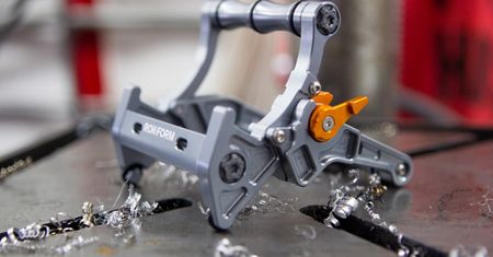 Najbardziej przekombinowany stojak do iPhone'a na rynku