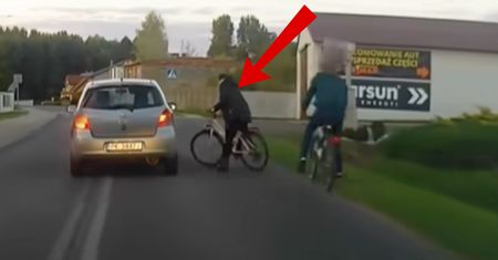 Kobieta nagrana. "Nagle zaczęła tracić panowanie". Patrzą na jedno