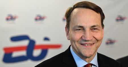 Sikorski na prima aprilis. Wysyła prezydenta do Watykanu
