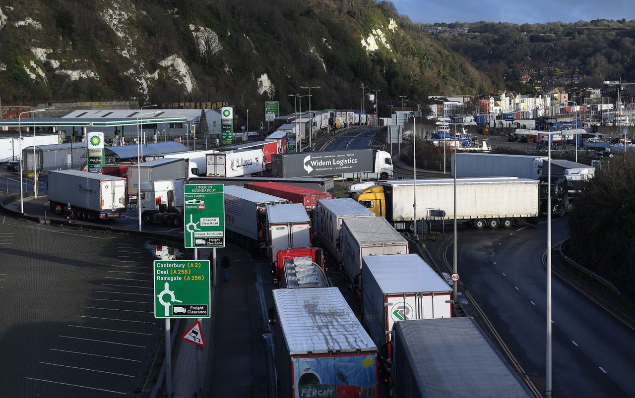 Pierwsi polscy kierowcy jadący z Dover wjechali do Francji. Rząd wysyła WOT