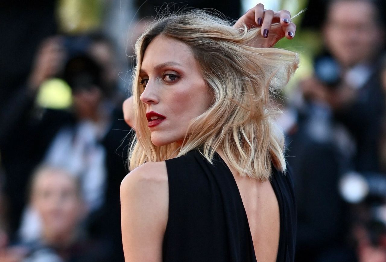 Anja Rubik zaprezentowała w Cannes "press on nails" 