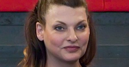 Linda Evangelista pozuje PIERWSZY RAZ po nieudanym zabiegu, który zdeformował jej ciało. "NIE PATRZĘ W LUSTRO" (FOTO)