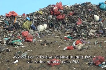 Fragment materiału "Śmieci pod politycznym parasolem" w TVN. 