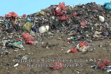 Fragment materiału "Śmieci pod politycznym parasolem" w TVN. 