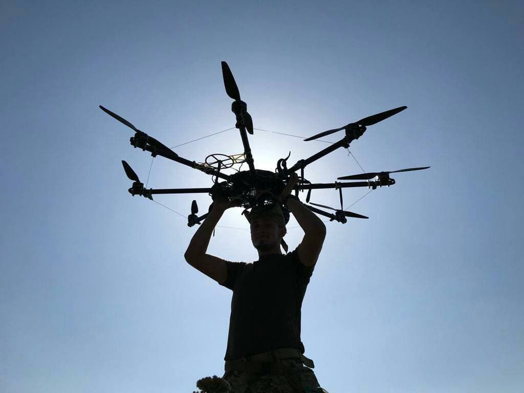 Jeden z członków organizacji z dronem R18