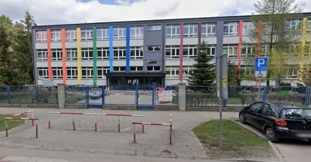 Niebezpieczne znalezisko na terenie szkoły. Od razu wszystkich ewakuowano