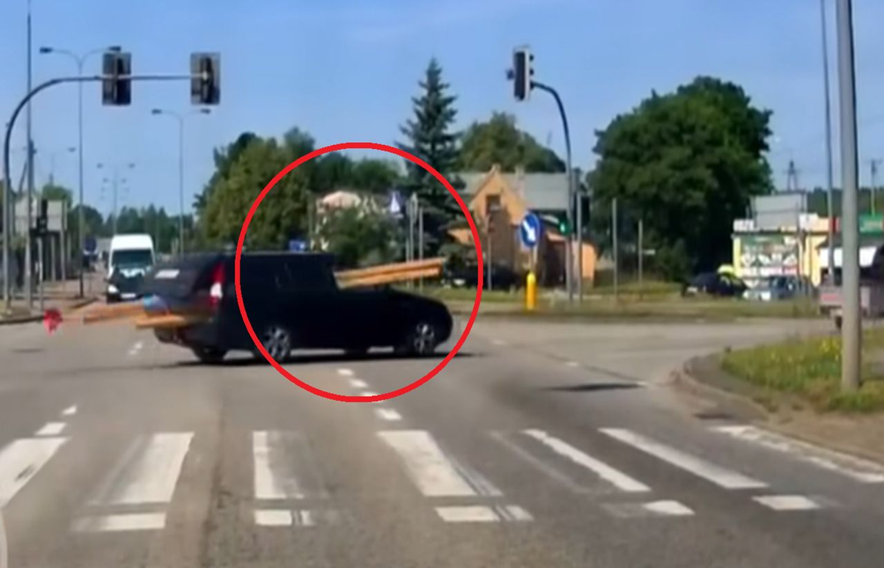 "Mistrzowie transportu". Nagranie z Pomorza. To przewoził w aucie