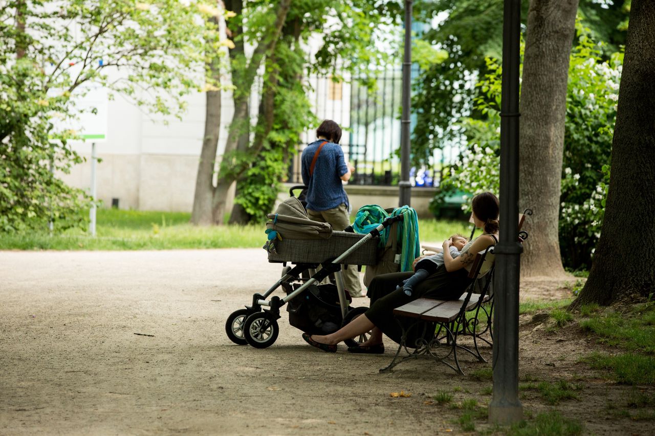 Zasiłek macierzyński ostro w dół. Matki dużo straciły