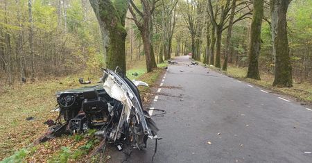 Tragedia pod Olsztynem. Samochód roztrzaskał się na kilka części