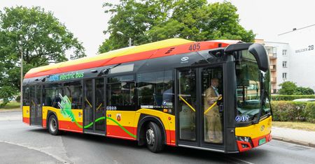 Półnagi mężczyzna z niemowlęciem na rękach w nocnym autobusie. Pasażerowie szybko zareagowali