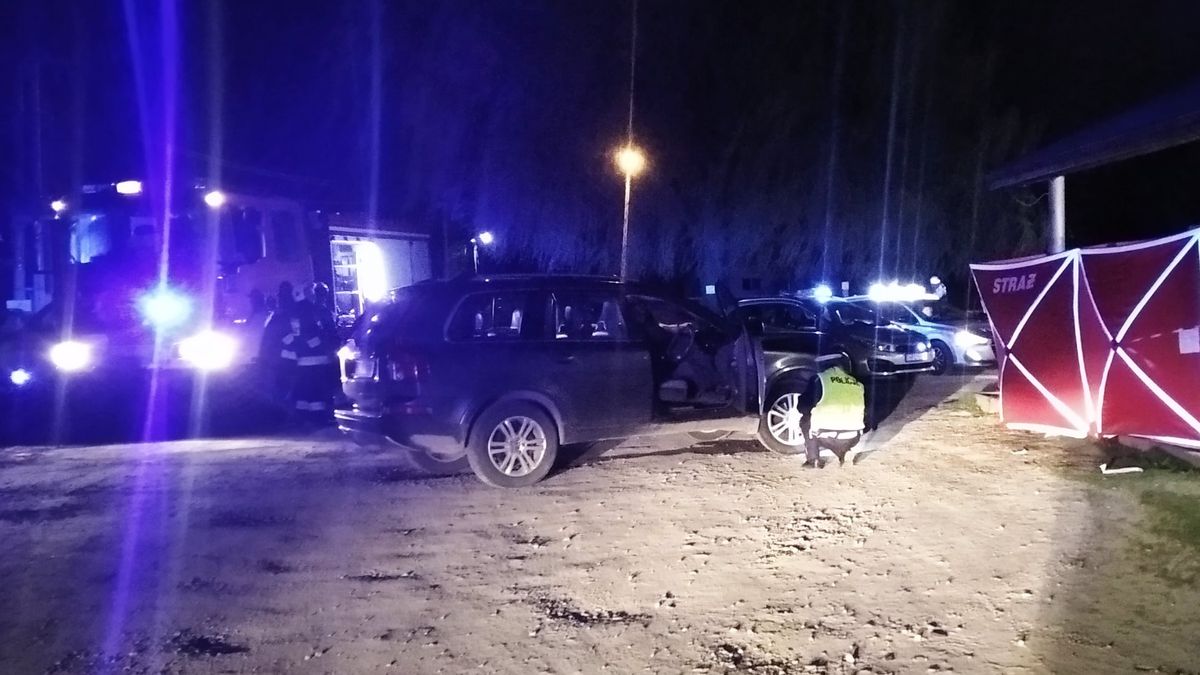 Kierowca volvo wjechał w dwóch mężczyzn