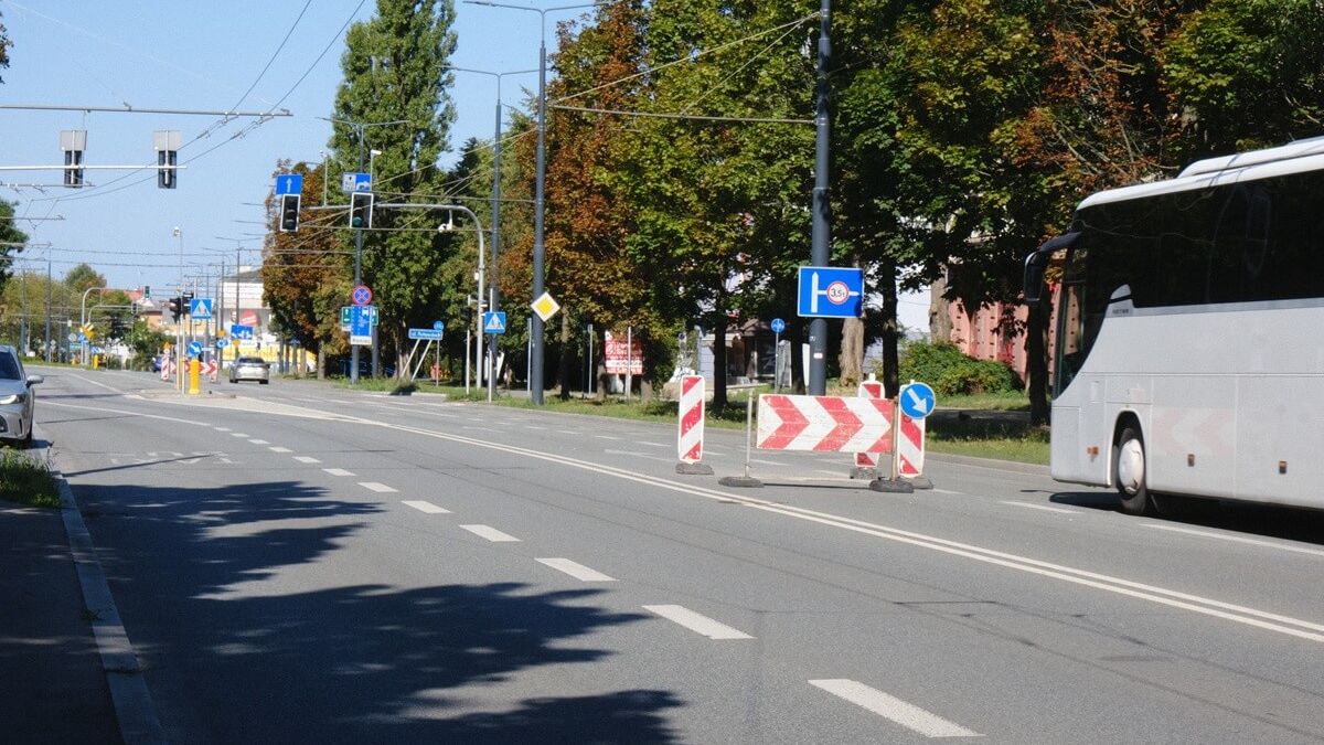 Regulacja włazów studzienek na Al. Racławickich