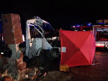 Śmiertelny wypadek w Chociszewie. 42-letni kierowca lawety uderzył w ogrodzenie cmentarza!