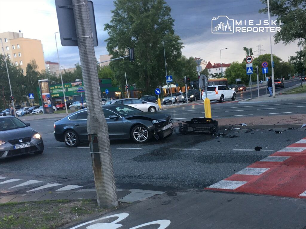 Fot. Miejski Reporter. Radiowóz wjechał na czerwonym i zderzył się z audi na Gocławiu
