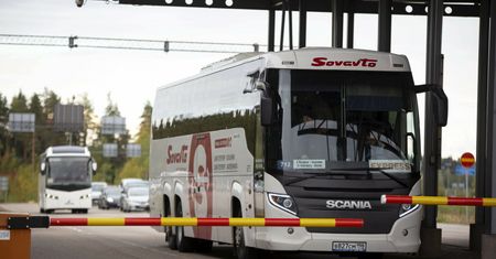 Masowo przewożą Rosjan. Nowe obostrzenia wjazdowe są "dziurawe"