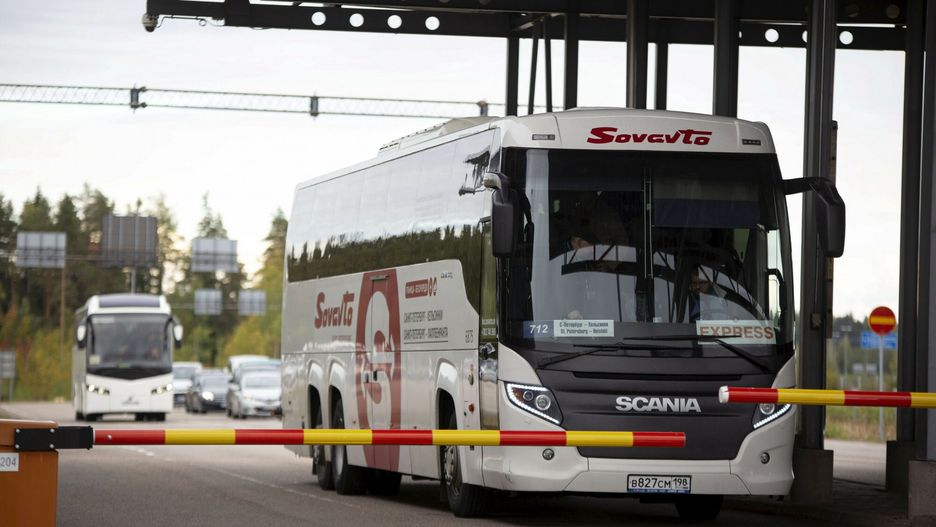 Rosyjskie samochody na granicy z Finlandi?
Buses and cars queue to cross the border from Russia to Finland at the Vaalimaa border check point in Virolahti, Finland, on September 23, 2022. According to the Finnish Border Guard traffic at border crossings into Finland has been increasingly busy so that the number of Russians coming to Finland has doubled in a week. LEHTIKUVA / SASU MAKINEN - FINLAND OUT. NO THIRD PARTY SALES.
Sasu Makinen