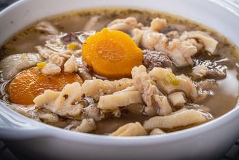 Na Wszystkich Świętych robię moje popisowe flaczki. Są gęste, aromatyczne i delikatne