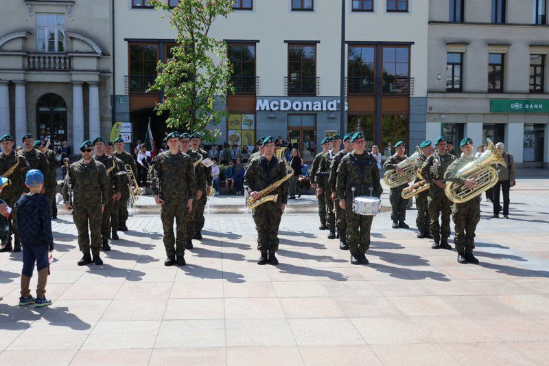 fot. lublin112.pl.  Lublin uczcił Dzień Flagi Rzeczypospolitej Polskiej na Placu Litewskim 