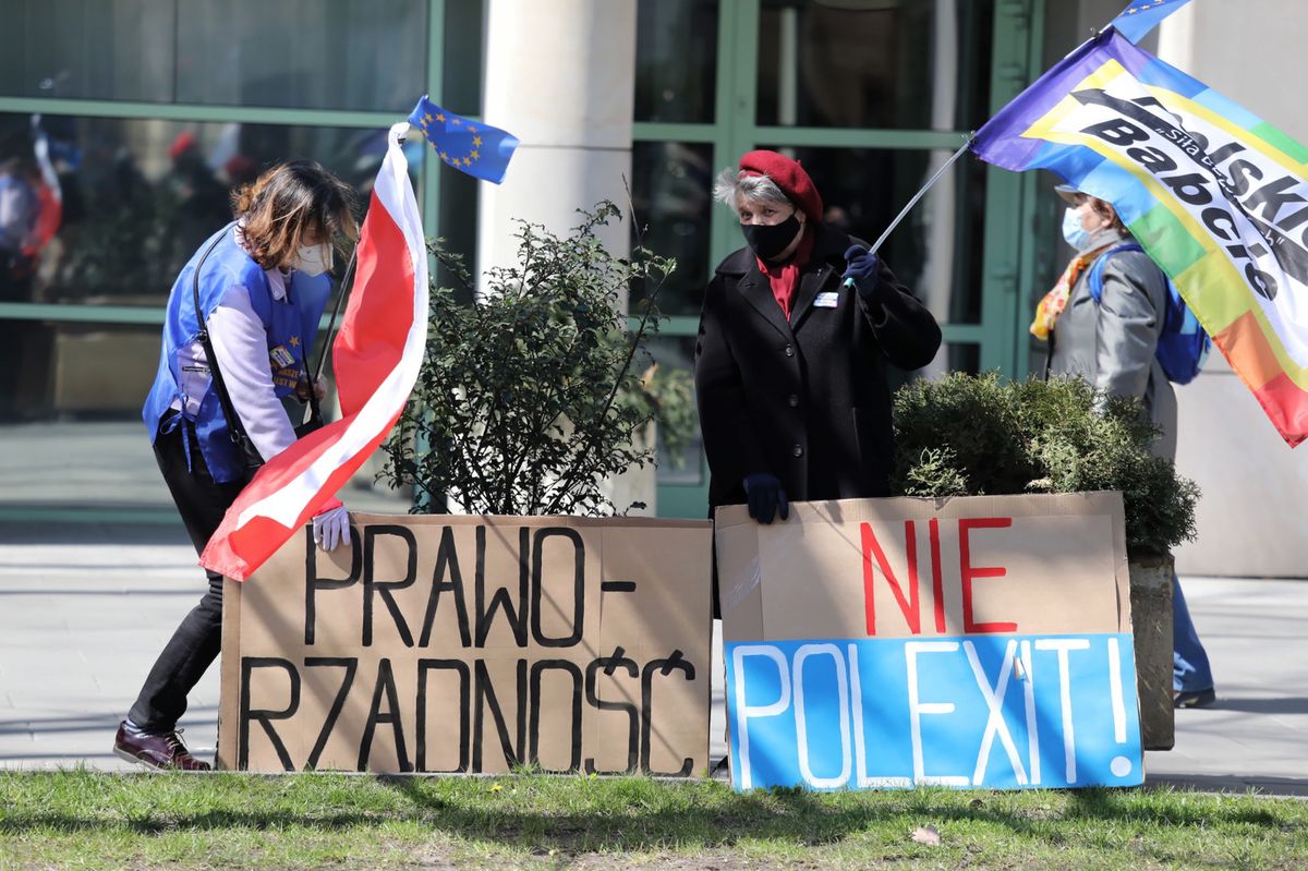 Protest przed TK w Warszawie