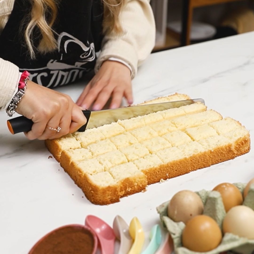 It's time to deal with the sponge cake again.