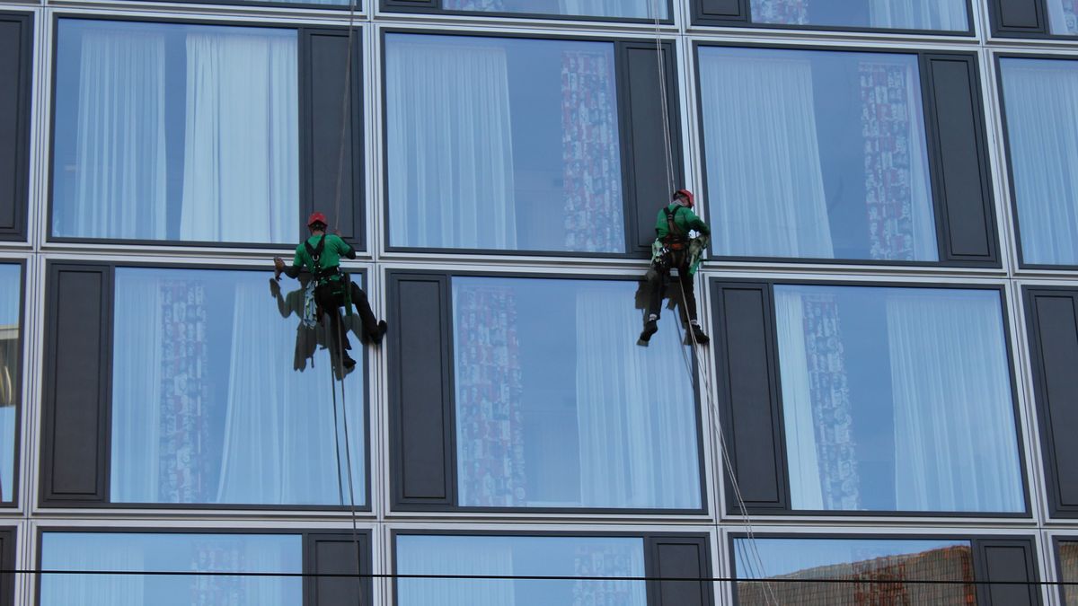 Zawarcie umowy choćby o mycie okien w wieżowcu trzeba zgłosić, jeśli członkowie ekipy przyjmującej zadanie nie prowadzą działalności gospodarczej w zakresie mycia okien