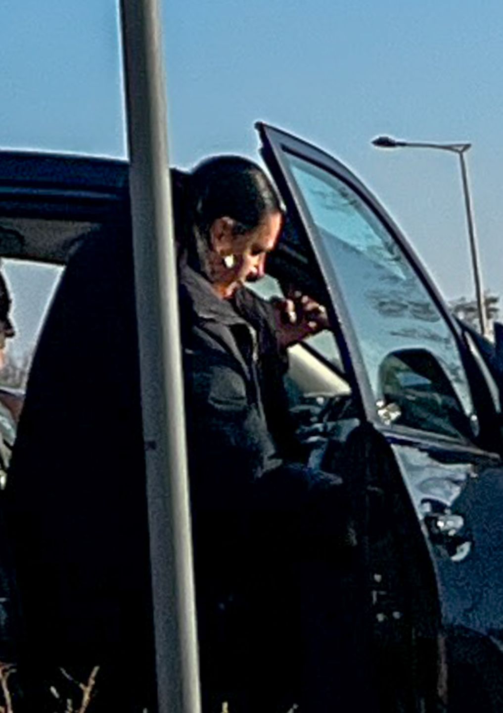 Kayah w zimowym płaszczu i letnich butach