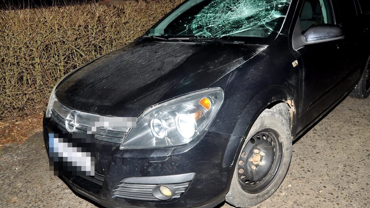 Opel wjechał w pieszego na pasach