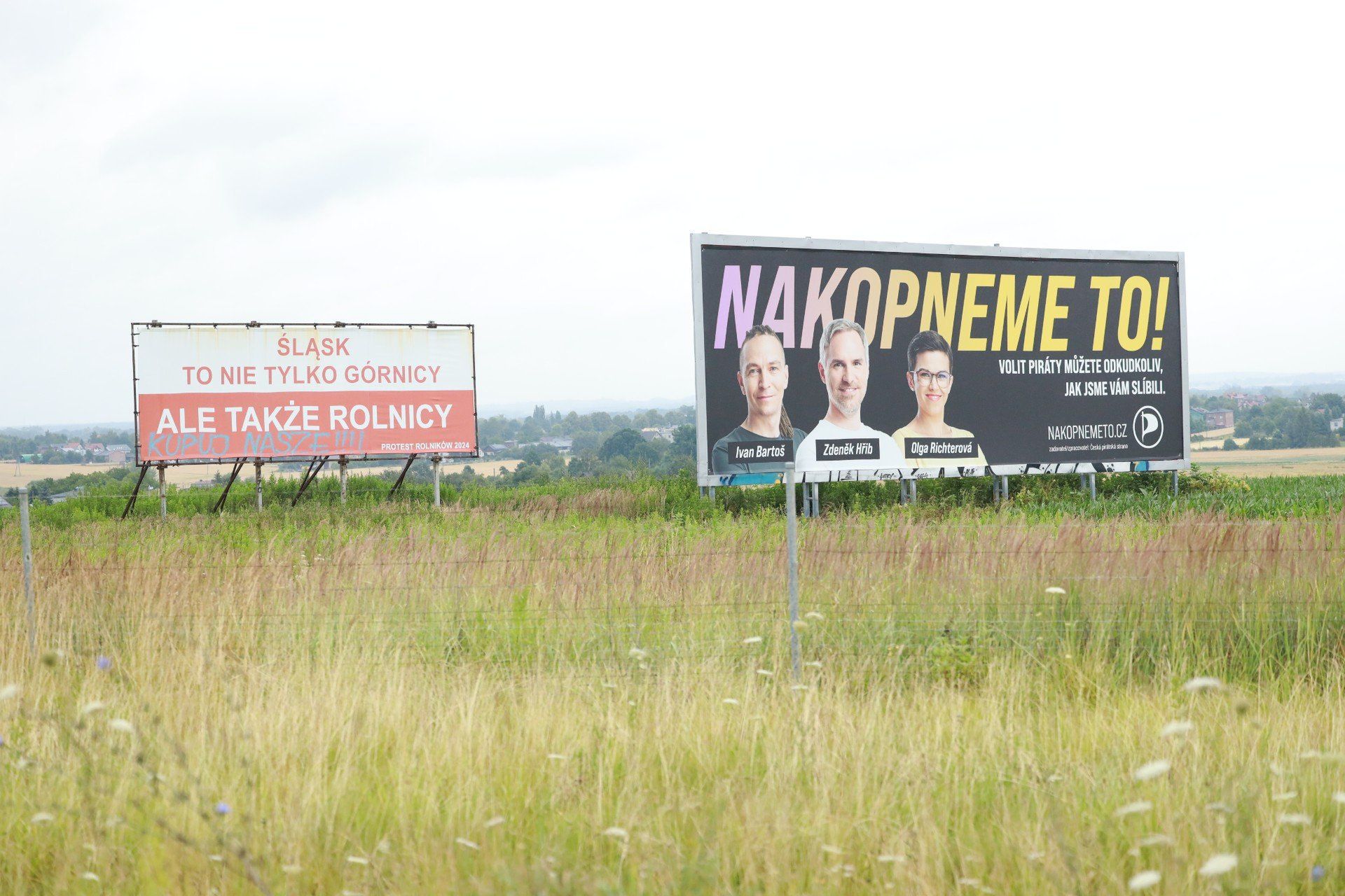 Piraci z Czech zawitali na Śląsk. Ich baner stanął przy autostradzie A1