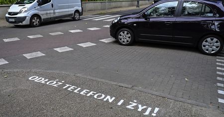 "Odłóż telefon i żyj!". Sopot ostrzega pieszych