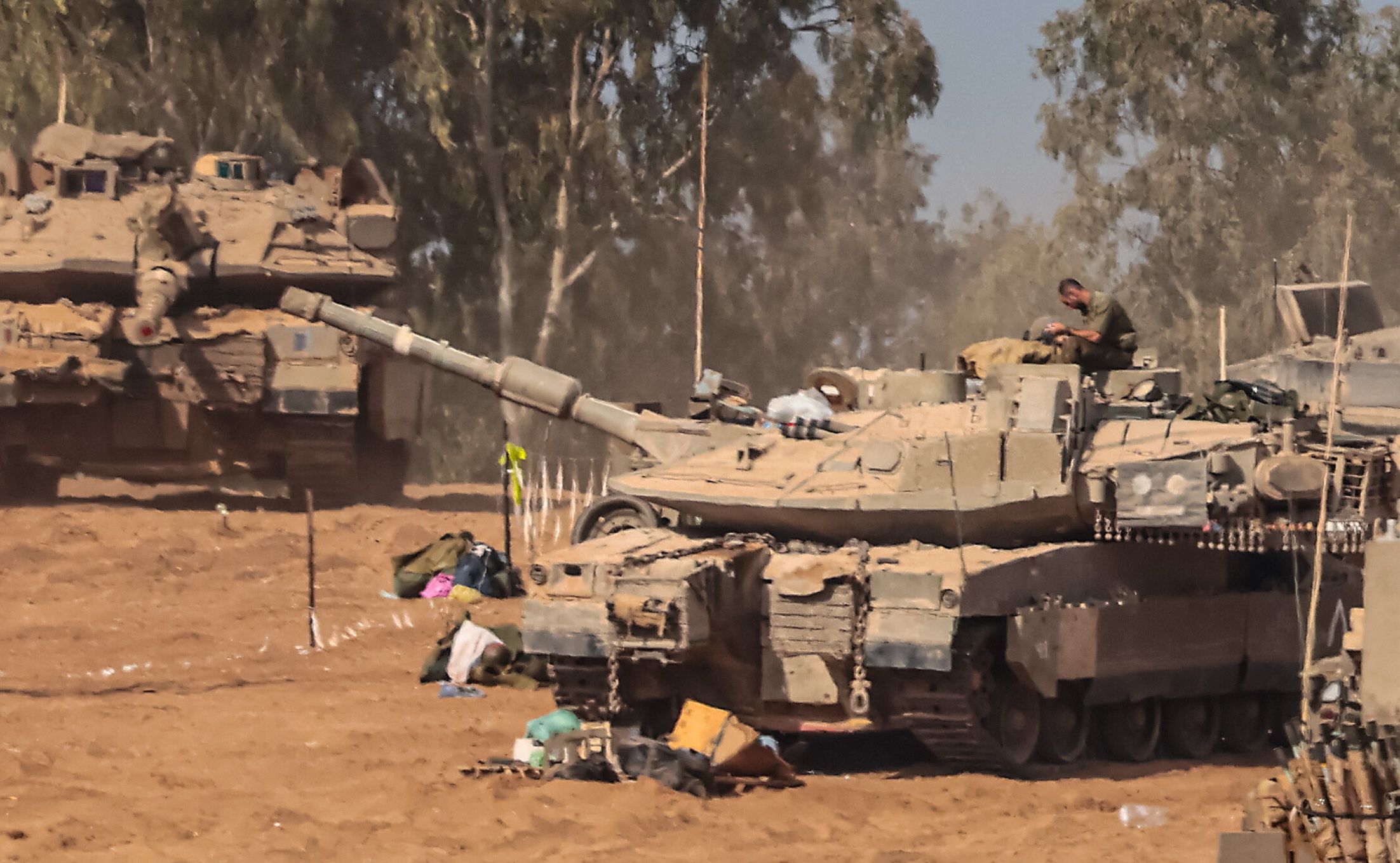 Israeli soldiers gathered for the scenario of ground maneuvers at an undisclosed location near the border with Gaza, in Israel, 24 October 2023. More than 5,000 Palestinians and over 1,400 Israelis have been killed, according to the Israel Defense Forces (IDF) and the Palestinian health authority, since Hamas militants launched an attack against Israel from the Gaza Strip on 07 October. EPA/HANNIBAL HANSCHKE Dostawca: PAP/EPA.