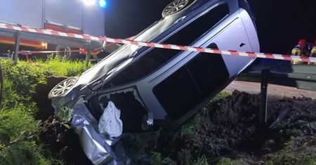 Pijany kierowca wjechał do rowu. Miał 1,5 promila alkoholu we krwi. 19-latek ma teraz problemy