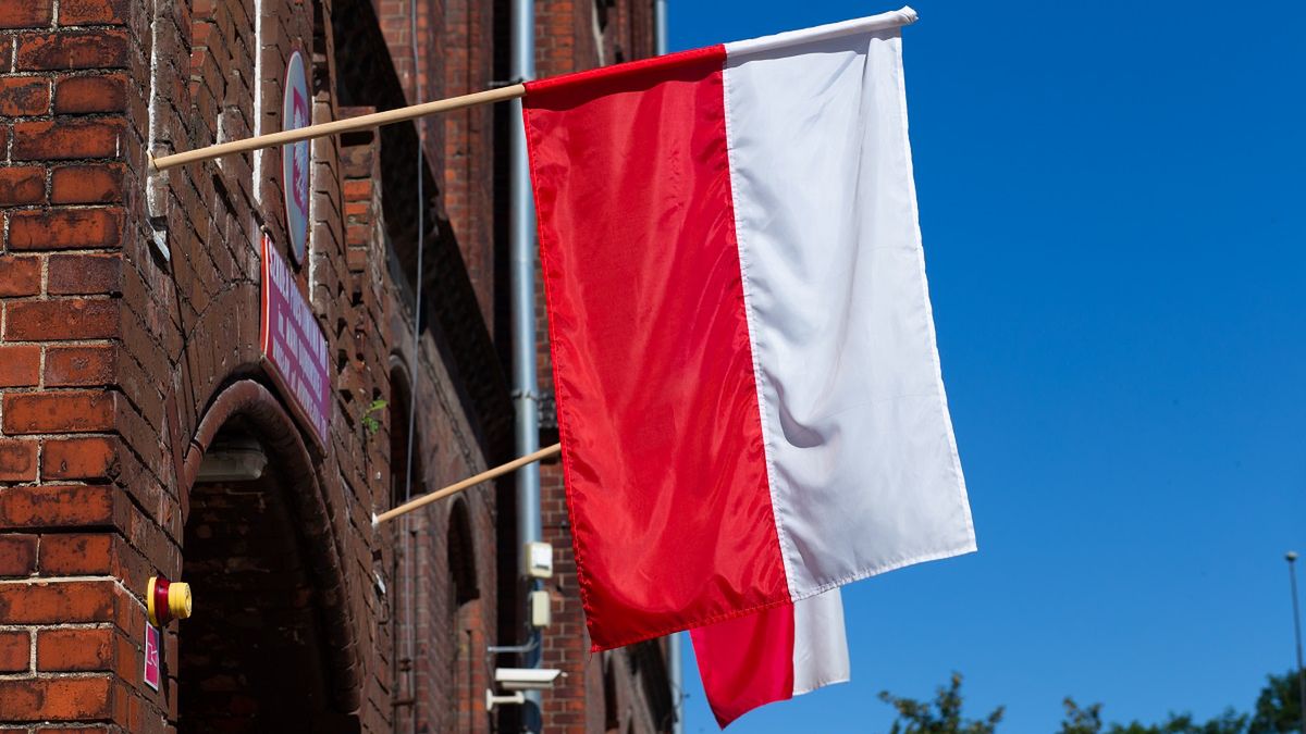 Flaga narodowa musi być wyeksponowana zgodnie z przepisami. 