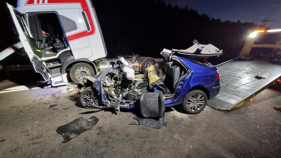 Z auta zostały strzępy. Nie żyją dwie młode osoby