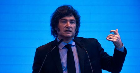 Zwolnienia, prywatyzacje, rosnąca bieda. Argentyna po 100 dniach "terapii szokowej"