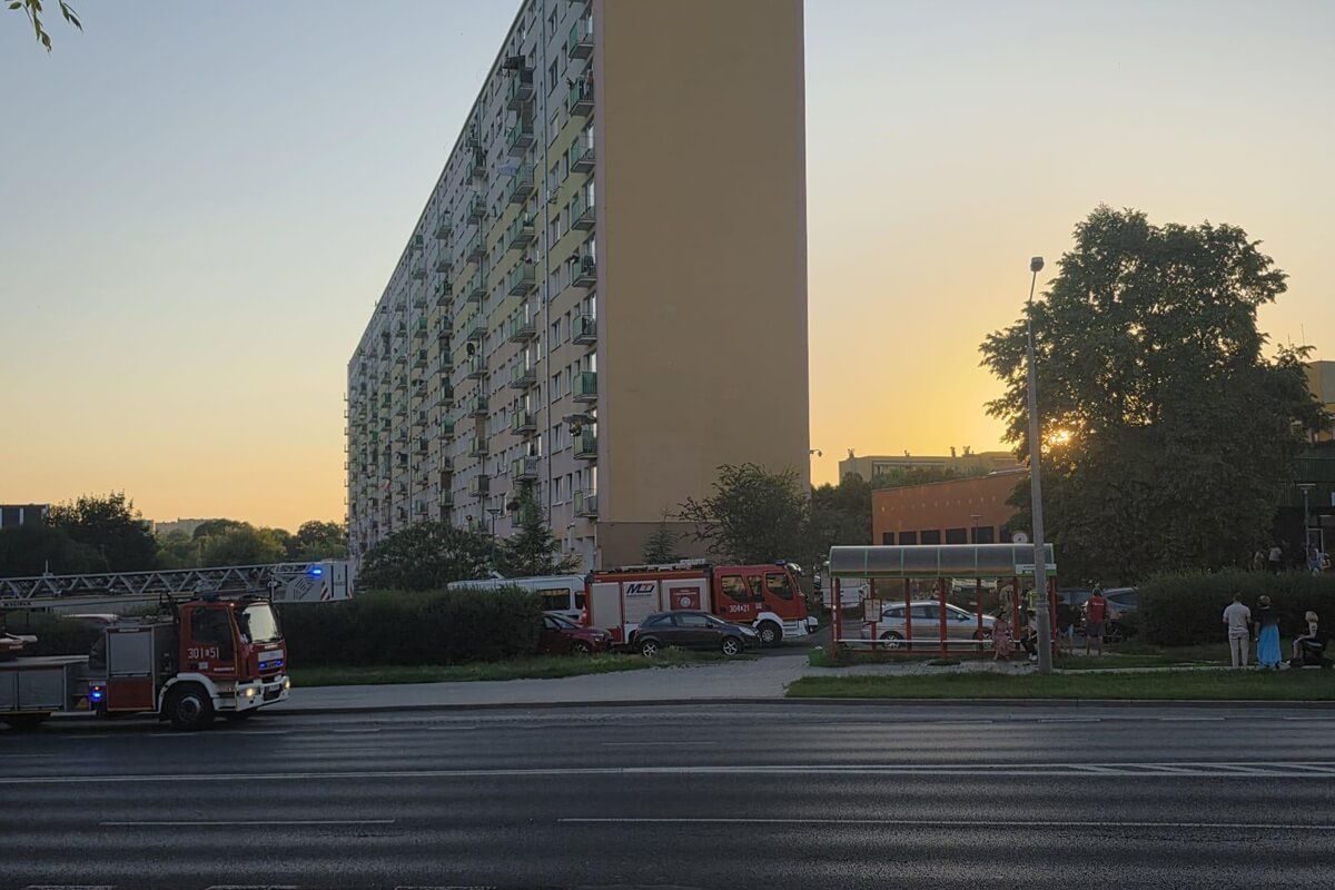 Zabarykadował się w mieszkaniu, grozi, że odbierze sobie życie. Policja, negocjatorzy i kontrterroryści w akcji