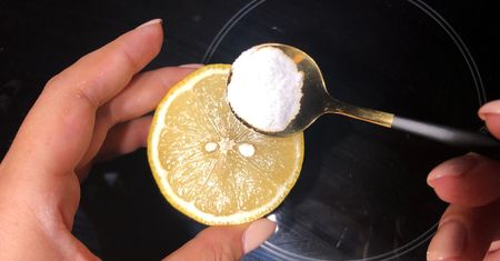 Posyp połówkę cytryny jednym składnikiem i zacznij czyścić. Płyta kuchenna będzie wyglądać jak nowa!