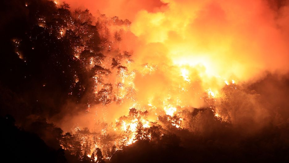 Forest fires continue to rage across Turkey on third dayepa09379601 Smoke rises from a forest fire in Mugla's Marmaris district in Turkey 29 July 2021 (issued 30 July 2021). The Turkish government's Disaster and Emergency Management Presidency (AFAD) said that at least 112 people were affected by the fires, including 58 who were hospitalised, mostly for smoke inhalation and burns. TURKEY OUT, USA OUT, UK OUT, CANADA OUT, FRANCE OUT, SWEDEN OUT, IRAQ OUT, JORDAN OUT, KUWAIT OUT, LEBANON OUT, OMAN OUT, QATAR OUT, SAUDI ARABIA OUT, SYRIA OUT, UAE OUT, YEMEN OUT, BAHRAIN OUT, EGYPT OUT, LIBYA OUT, ALGERIA OUT, MOROCCO OUT, TUNISIA OUT, AZERBAIJAN OUT, ALBANIA OUT, BOSNIA HERZEGOVINA OUT, BULGARIA OUT, KOSOVO OUT, CROATIA OUT, MACEDONIA OUT, MONTENEGRO OUT, SERBIA OUT  EPA/MAHMUT SERDAR ALAKUS Dostawca: PAP/EPA.MAHMUT SERDAR ALAKUSey;Mugla;Marmaris;Forest fire;2021