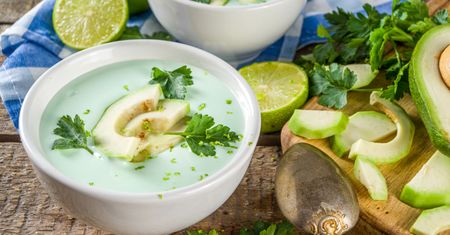 Zupa z awokado z kolendrą. Aromatyczna i kremowa