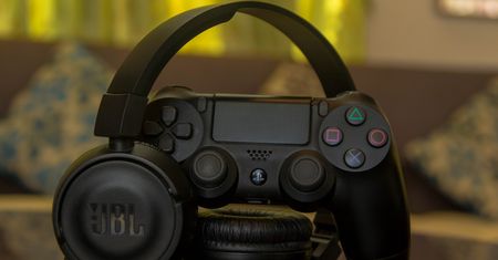 PS5 i PS4: Sony będzie mogło słuchać naszych rozmów. Oficjalnie: to w trosce o bezpieczeństwo