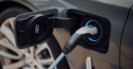 Rosnące ceny paliwa a sprzedaż samochodów elektrycznych